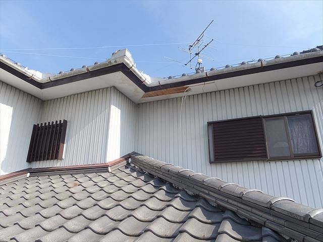 岐阜市で金属製サイディングの外壁点検、塗装の劣化と軒天井の剥がれ、チョーキングを確認